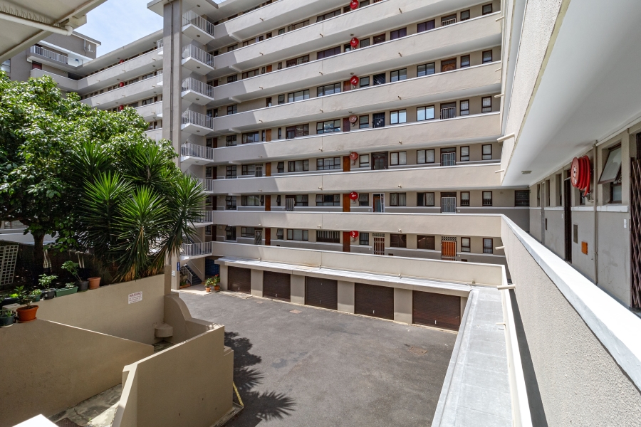 To Let 1 Bedroom Property for Rent in Green Point Western Cape